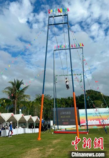 上海秋千女将三亚参赛勇夺55公斤级双人触铃三等