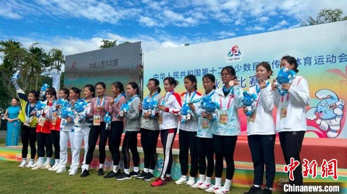 上海秋千女将三亚参赛勇夺55公斤级双人触铃三等