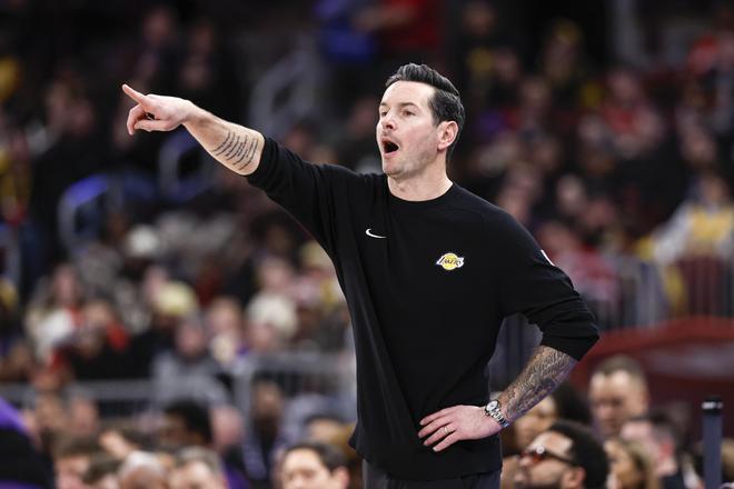 詹姆斯准三双难救残阵湖人爆冷负独行侠