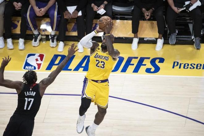 火箭队季后赛首战告负 后场三人组表现低迷难敌