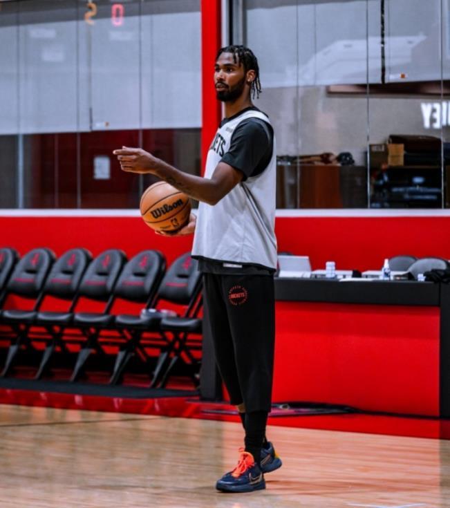 火箭队季后赛首战告负 后场三人组表现低迷难敌